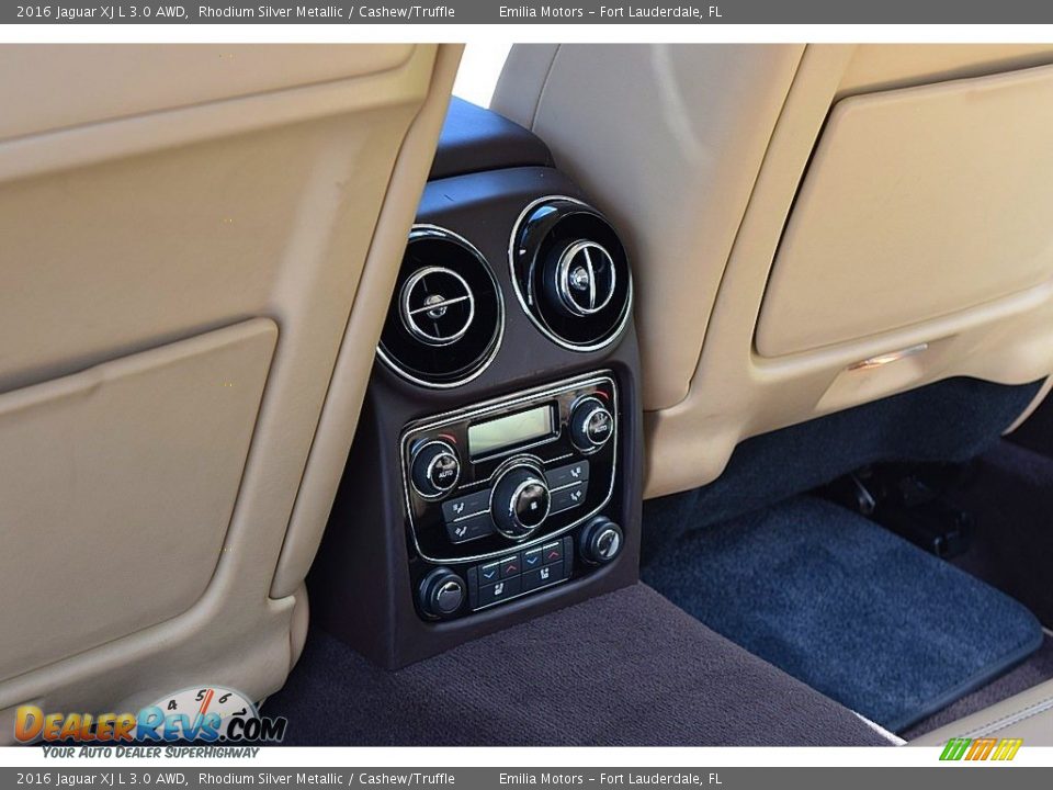 Controls of 2016 Jaguar XJ L 3.0 AWD Photo #33