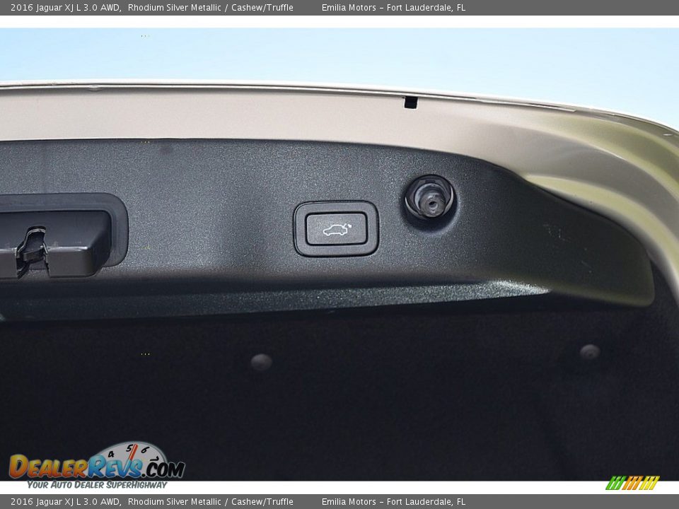 Controls of 2016 Jaguar XJ L 3.0 AWD Photo #37