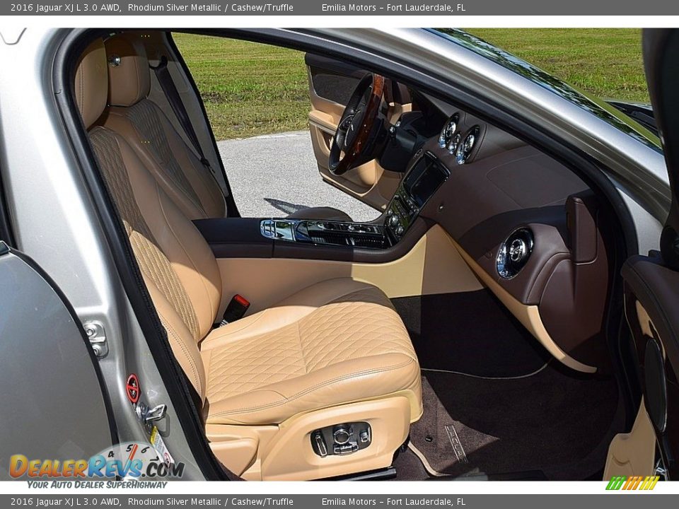 Front Seat of 2016 Jaguar XJ L 3.0 AWD Photo #42