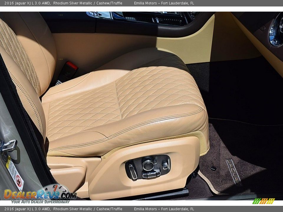 Front Seat of 2016 Jaguar XJ L 3.0 AWD Photo #43