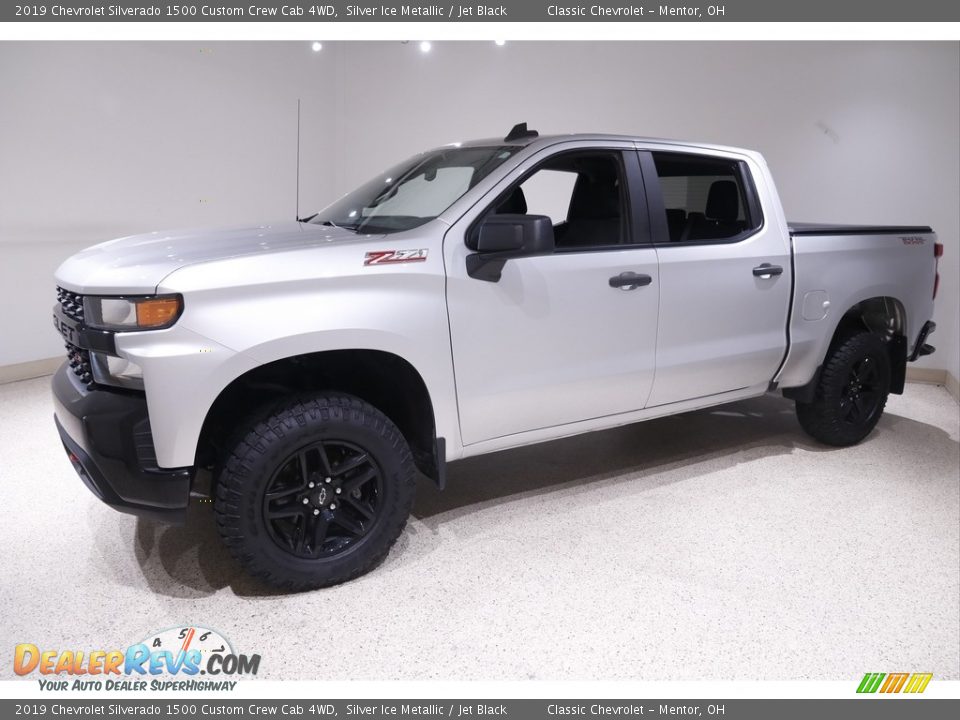 2019 Chevrolet Silverado 1500 Custom Crew Cab 4WD Silver Ice Metallic / Jet Black Photo #3