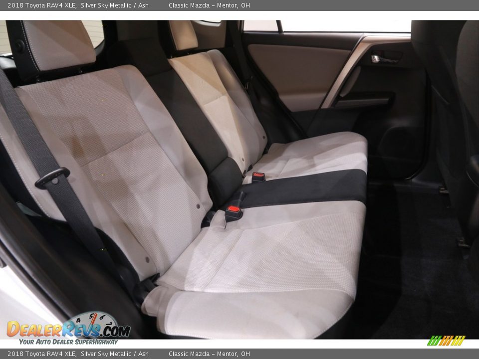 2018 Toyota RAV4 XLE Silver Sky Metallic / Ash Photo #15