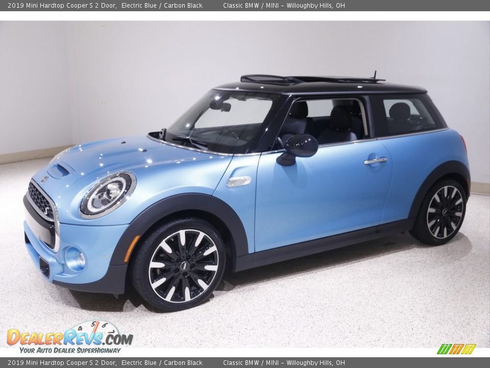 Front 3/4 View of 2019 Mini Hardtop Cooper S 2 Door Photo #3