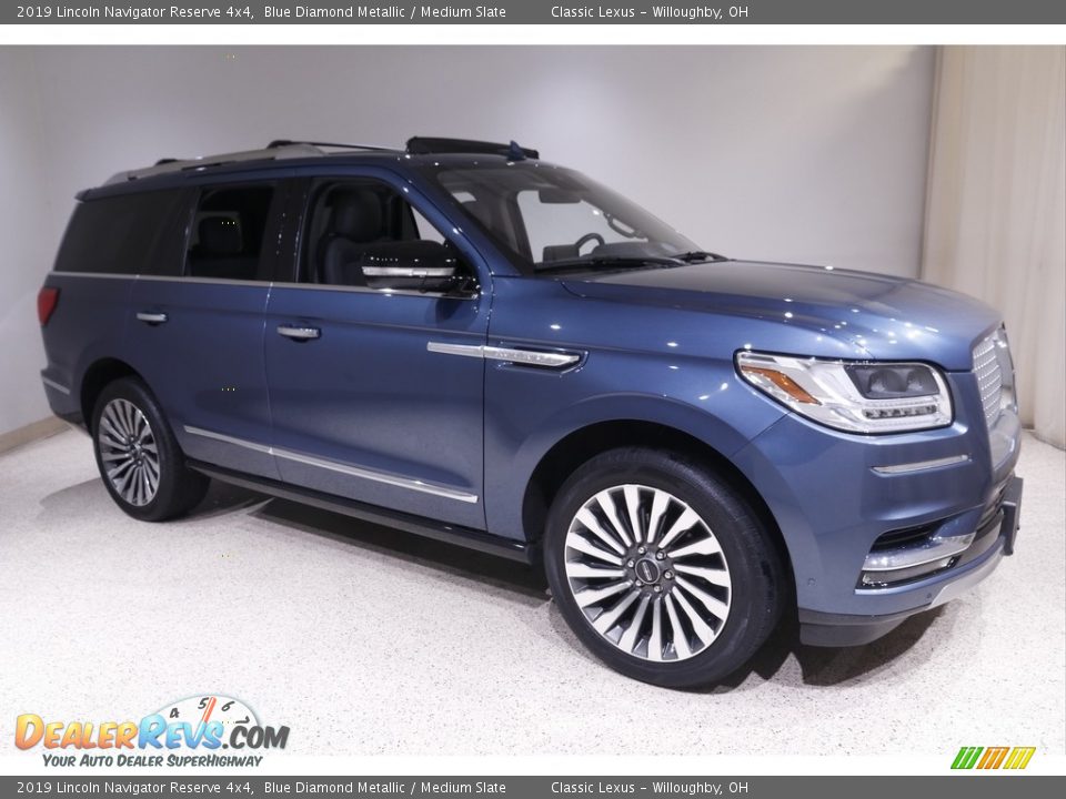 Front 3/4 View of 2019 Lincoln Navigator Reserve 4x4 Photo #1