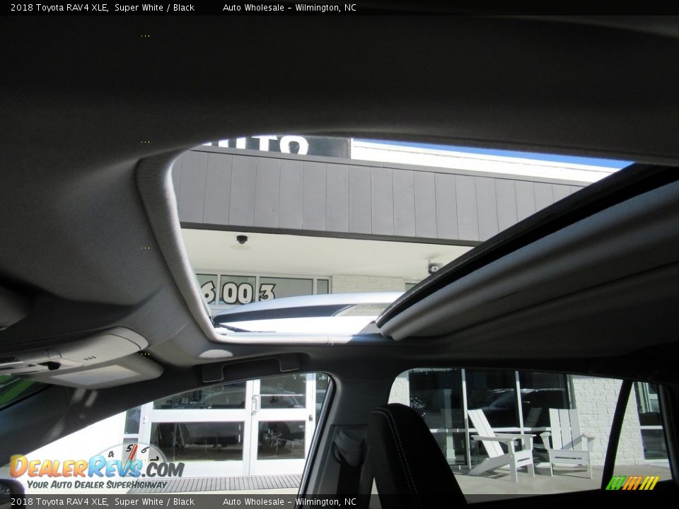 2018 Toyota RAV4 XLE Super White / Black Photo #12