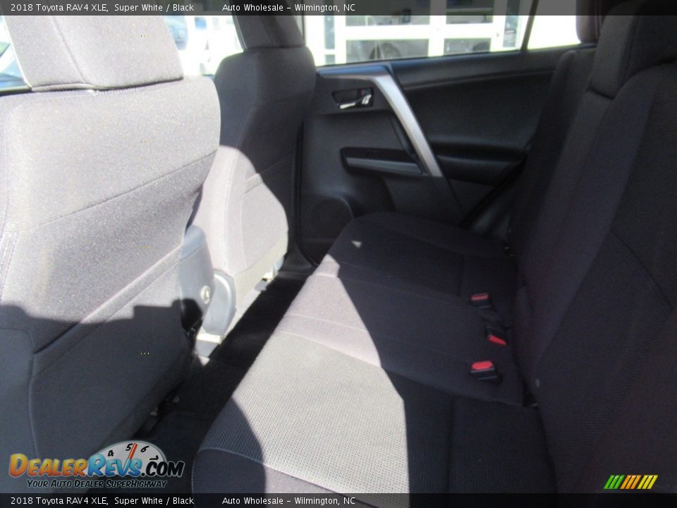 2018 Toyota RAV4 XLE Super White / Black Photo #13