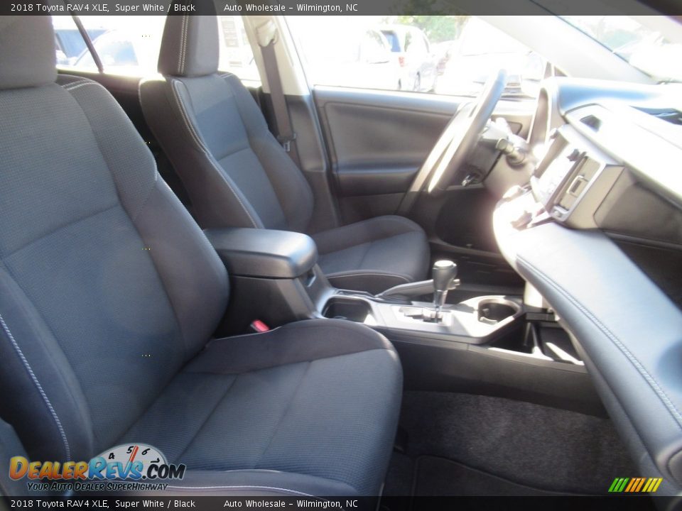 2018 Toyota RAV4 XLE Super White / Black Photo #14