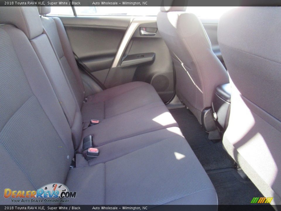 2018 Toyota RAV4 XLE Super White / Black Photo #15