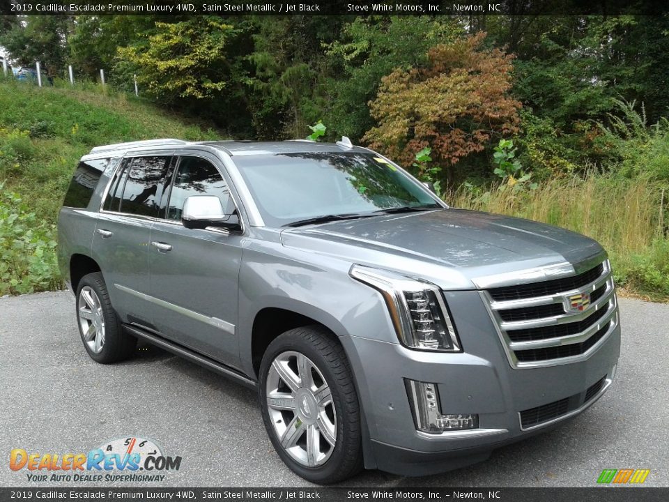 Front 3/4 View of 2019 Cadillac Escalade Premium Luxury 4WD Photo #5