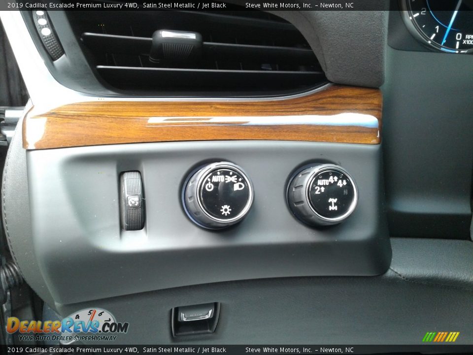 Controls of 2019 Cadillac Escalade Premium Luxury 4WD Photo #24