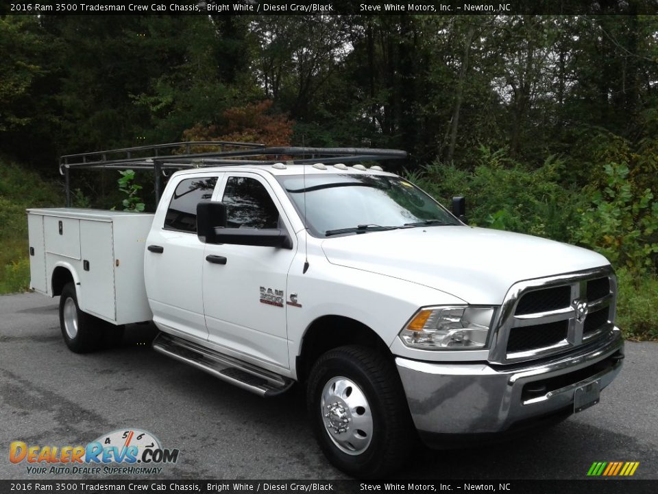 Front 3/4 View of 2016 Ram 3500 Tradesman Crew Cab Chassis Photo #6