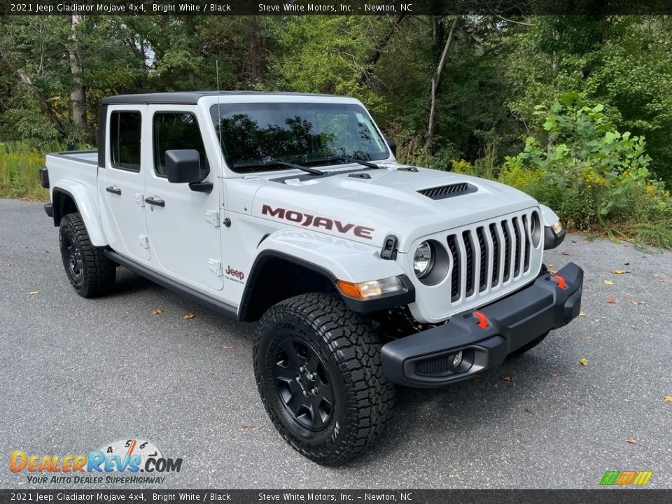 Front 3/4 View of 2021 Jeep Gladiator Mojave 4x4 Photo #4