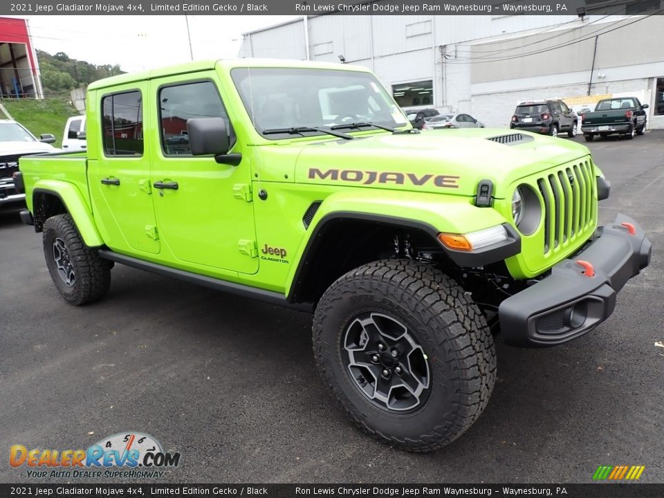 Front 3/4 View of 2021 Jeep Gladiator Mojave 4x4 Photo #7