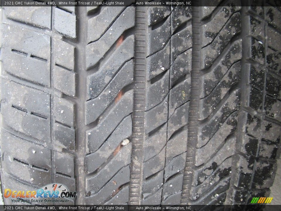 2021 GMC Yukon Denali 4WD White Frost Tricoat / Teak/­Light Shale Photo #9