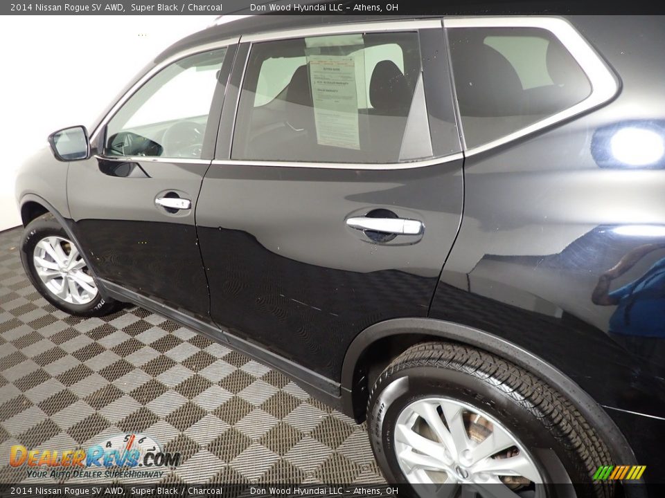 2014 Nissan Rogue SV AWD Super Black / Charcoal Photo #18