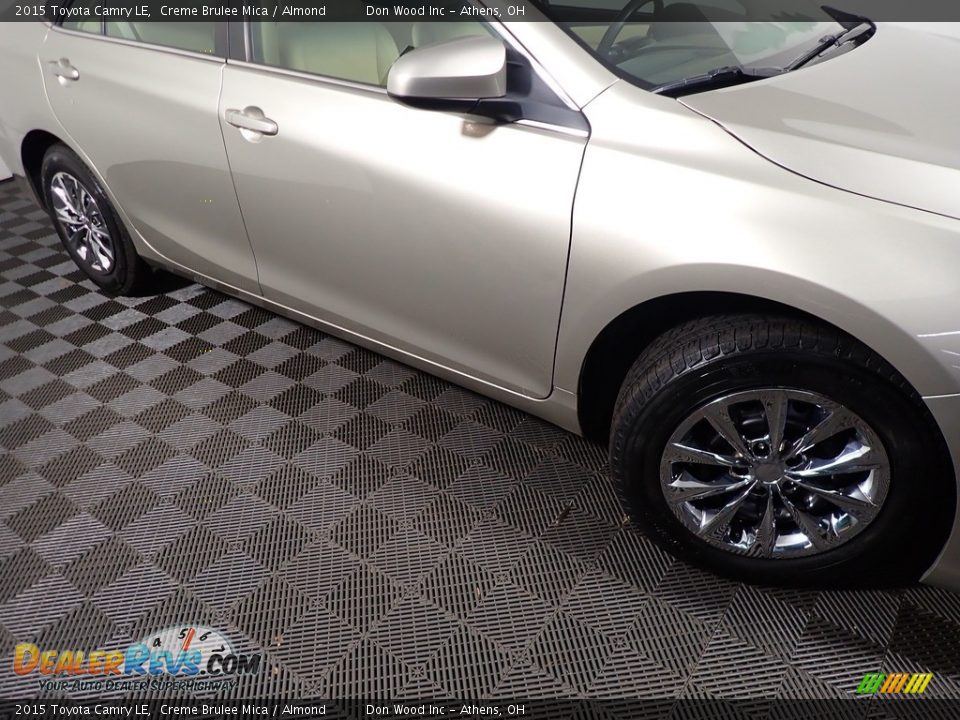 2015 Toyota Camry LE Creme Brulee Mica / Almond Photo #4