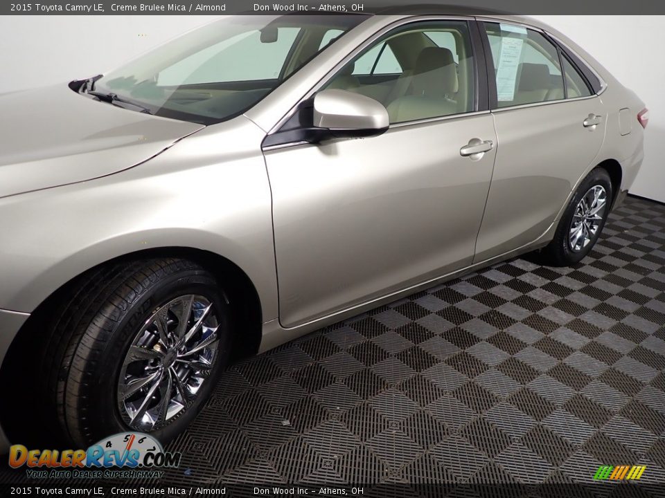 2015 Toyota Camry LE Creme Brulee Mica / Almond Photo #10