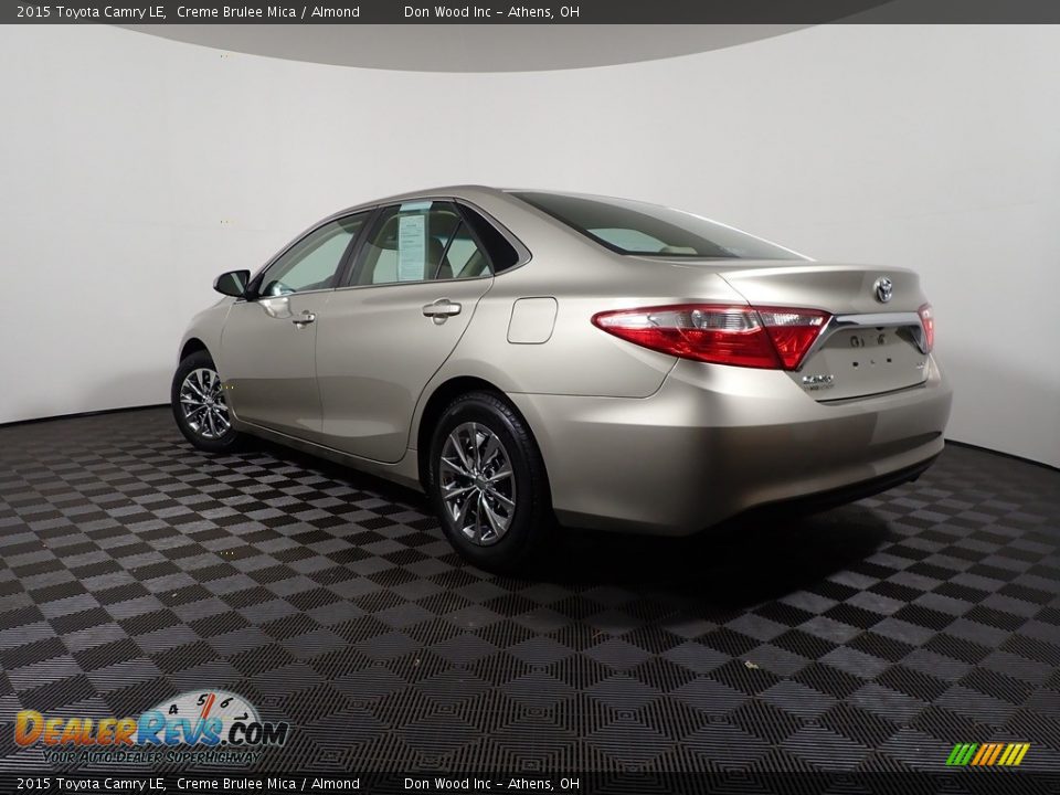 2015 Toyota Camry LE Creme Brulee Mica / Almond Photo #11