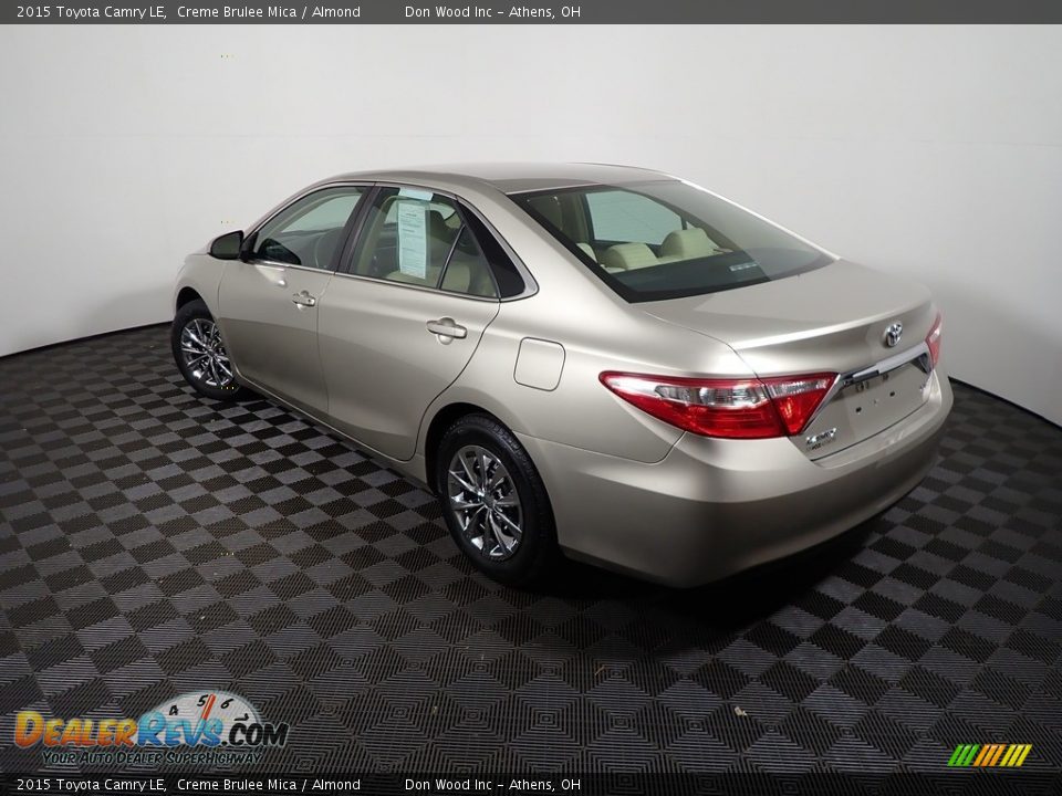2015 Toyota Camry LE Creme Brulee Mica / Almond Photo #12