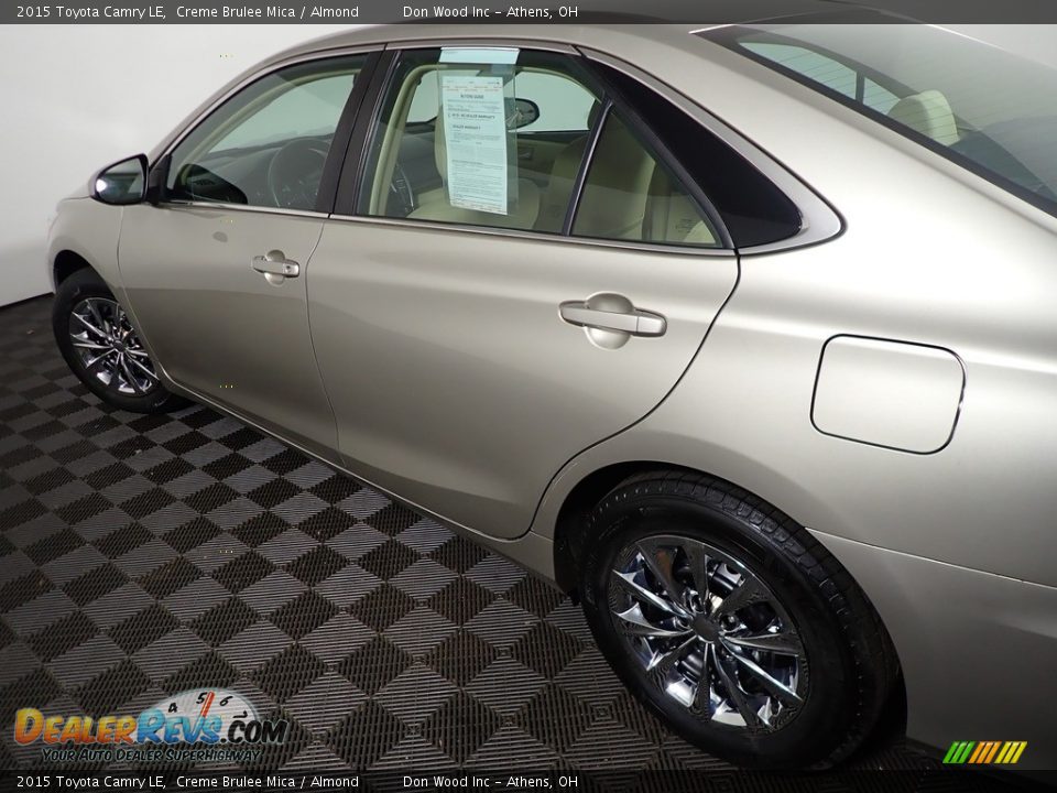 2015 Toyota Camry LE Creme Brulee Mica / Almond Photo #18