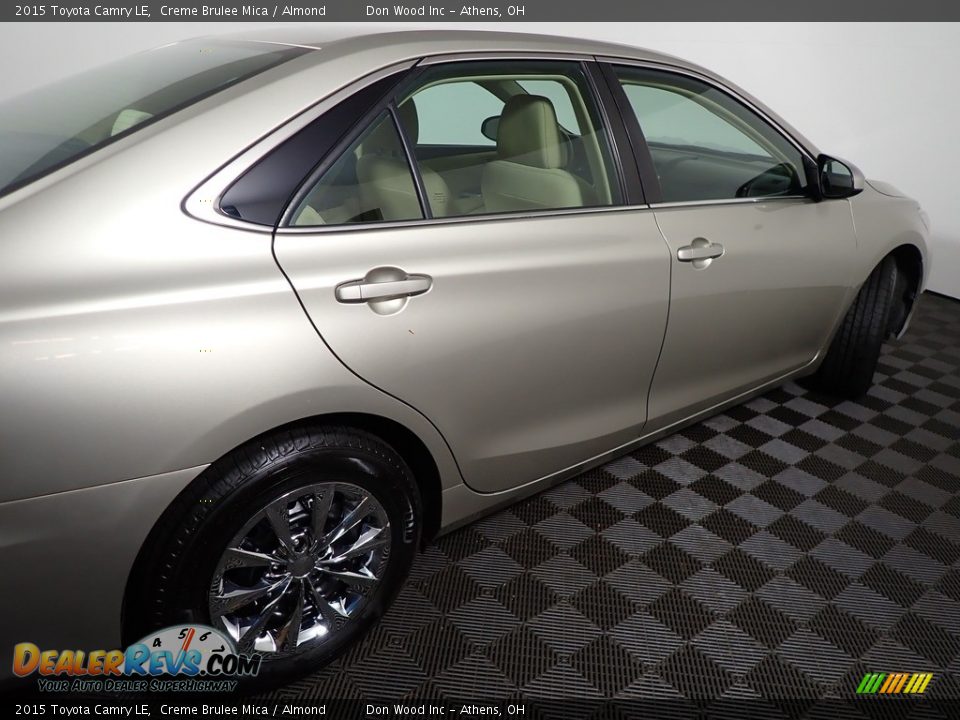 2015 Toyota Camry LE Creme Brulee Mica / Almond Photo #19