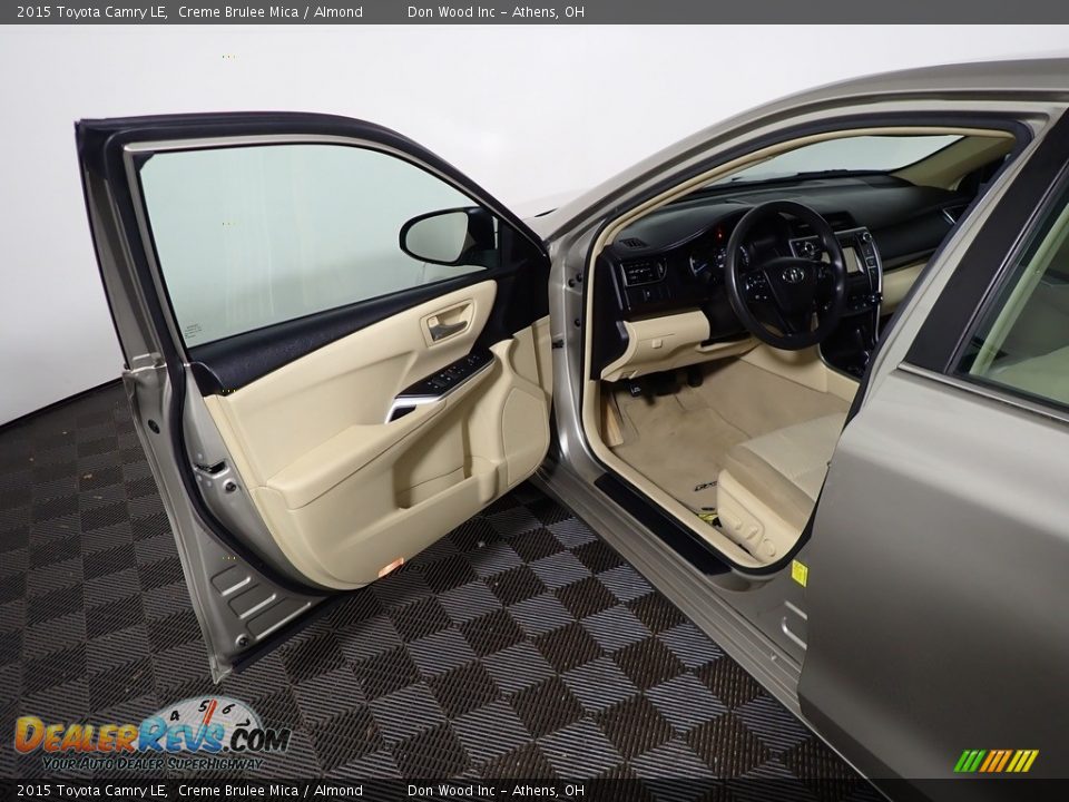 2015 Toyota Camry LE Creme Brulee Mica / Almond Photo #20