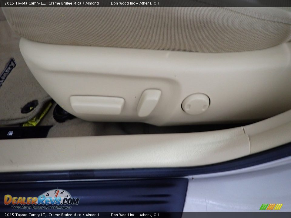 2015 Toyota Camry LE Creme Brulee Mica / Almond Photo #23