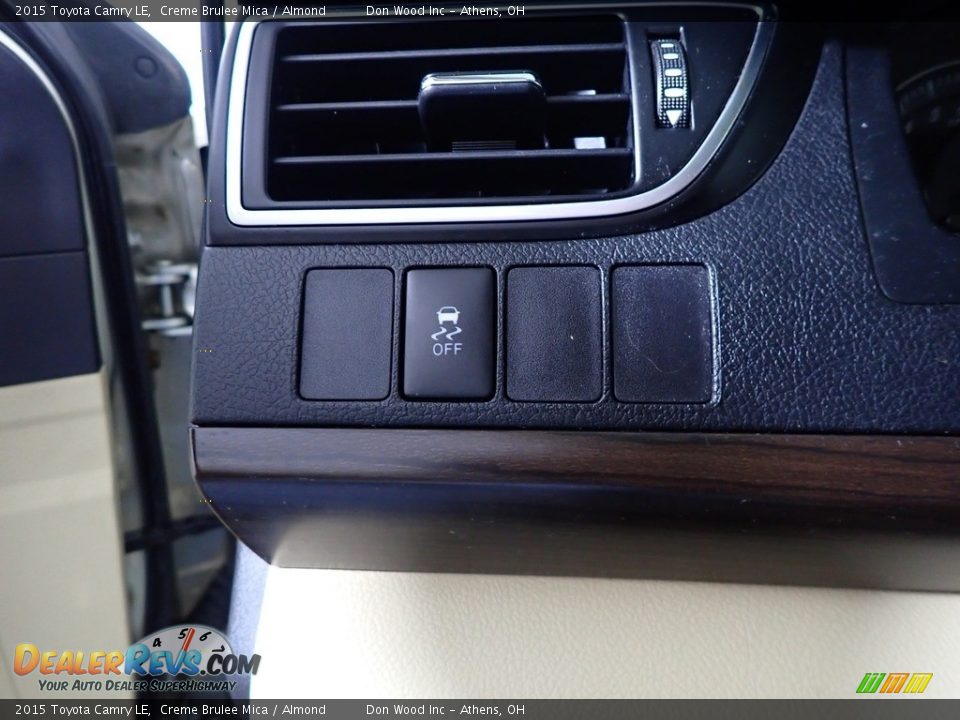 2015 Toyota Camry LE Creme Brulee Mica / Almond Photo #31