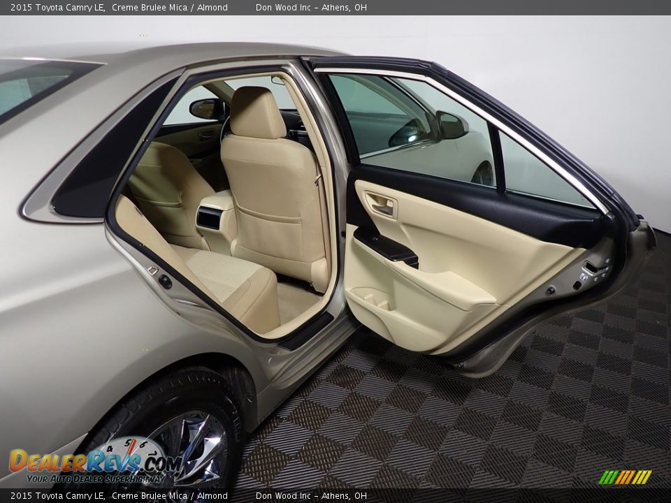 2015 Toyota Camry LE Creme Brulee Mica / Almond Photo #36