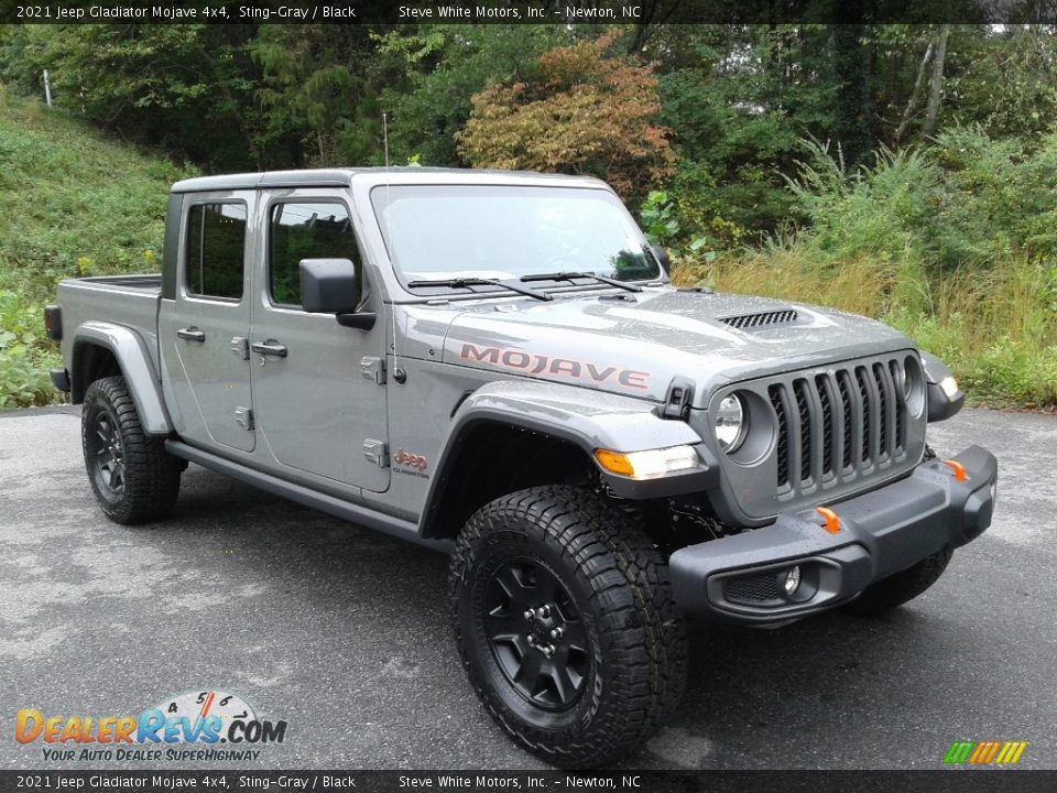 Front 3/4 View of 2021 Jeep Gladiator Mojave 4x4 Photo #4