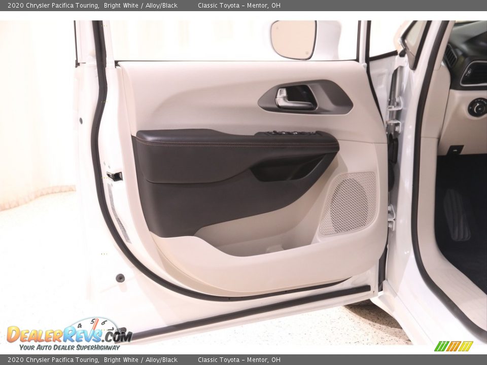 2020 Chrysler Pacifica Touring Bright White / Alloy/Black Photo #4