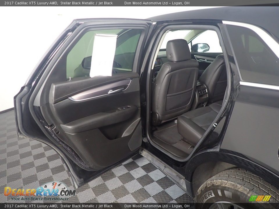 2017 Cadillac XT5 Luxury AWD Stellar Black Metallic / Jet Black Photo #32