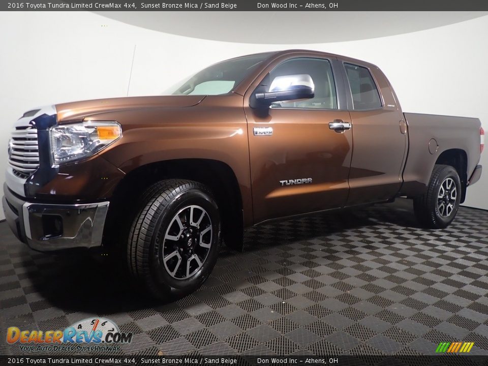 2016 Toyota Tundra Limited CrewMax 4x4 Sunset Bronze Mica / Sand Beige Photo #10