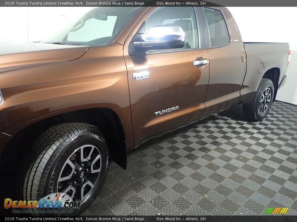 2016 Toyota Tundra Limited CrewMax 4x4 Sunset Bronze Mica / Sand Beige Photo #12