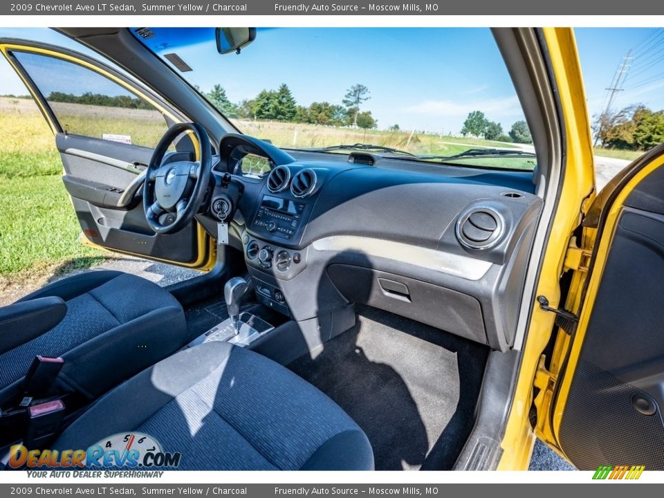 2009 Chevrolet Aveo LT Sedan Summer Yellow / Charcoal Photo #27