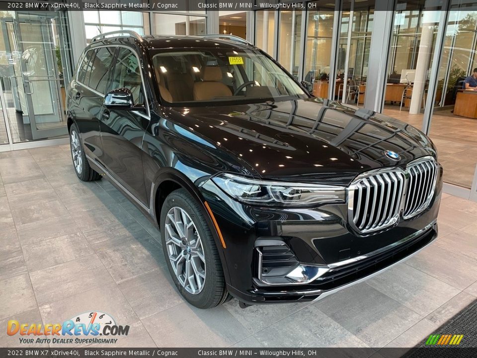 Front 3/4 View of 2022 BMW X7 xDrive40i Photo #1