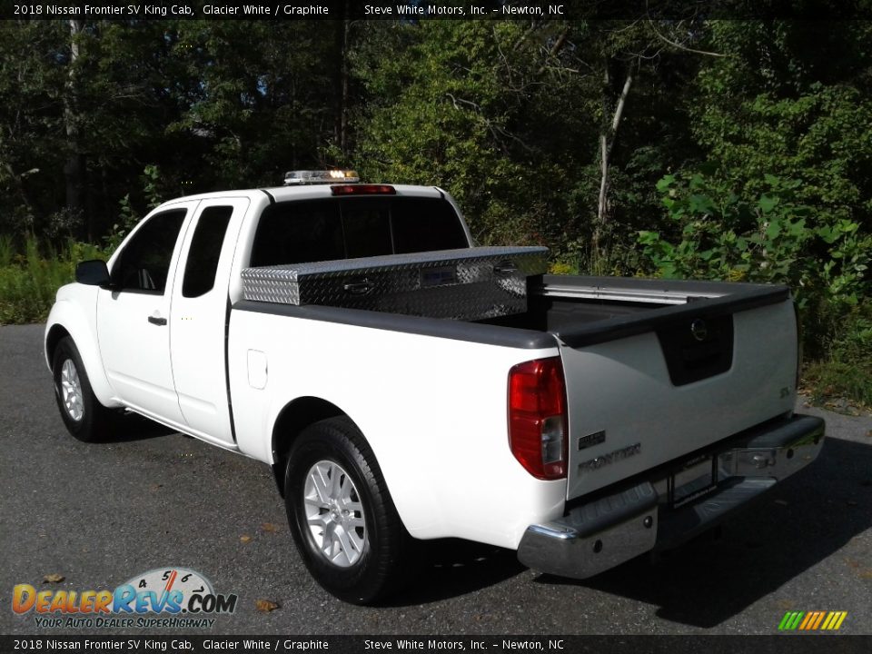 2018 Nissan Frontier SV King Cab Glacier White / Graphite Photo #10