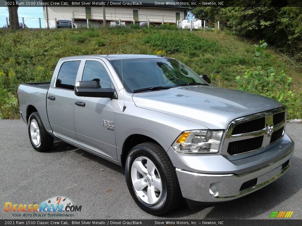 Front 3/4 View of 2021 Ram 1500 Classic Crew Cab Photo #4