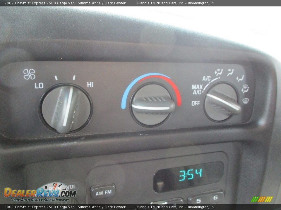 Controls of 2002 Chevrolet Express 2500 Cargo Van Photo #11