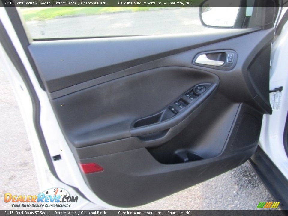 2015 Ford Focus SE Sedan Oxford White / Charcoal Black Photo #17
