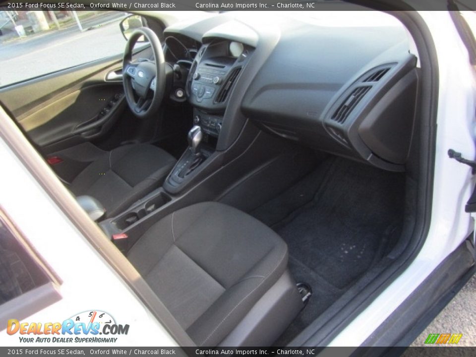 2015 Ford Focus SE Sedan Oxford White / Charcoal Black Photo #21