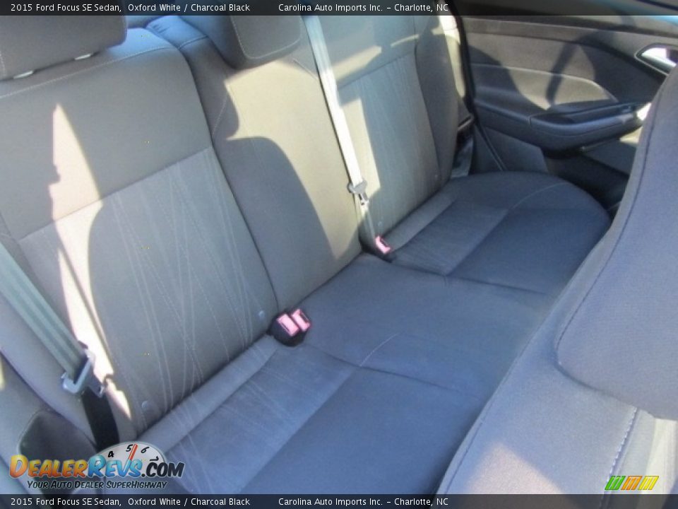 2015 Ford Focus SE Sedan Oxford White / Charcoal Black Photo #24