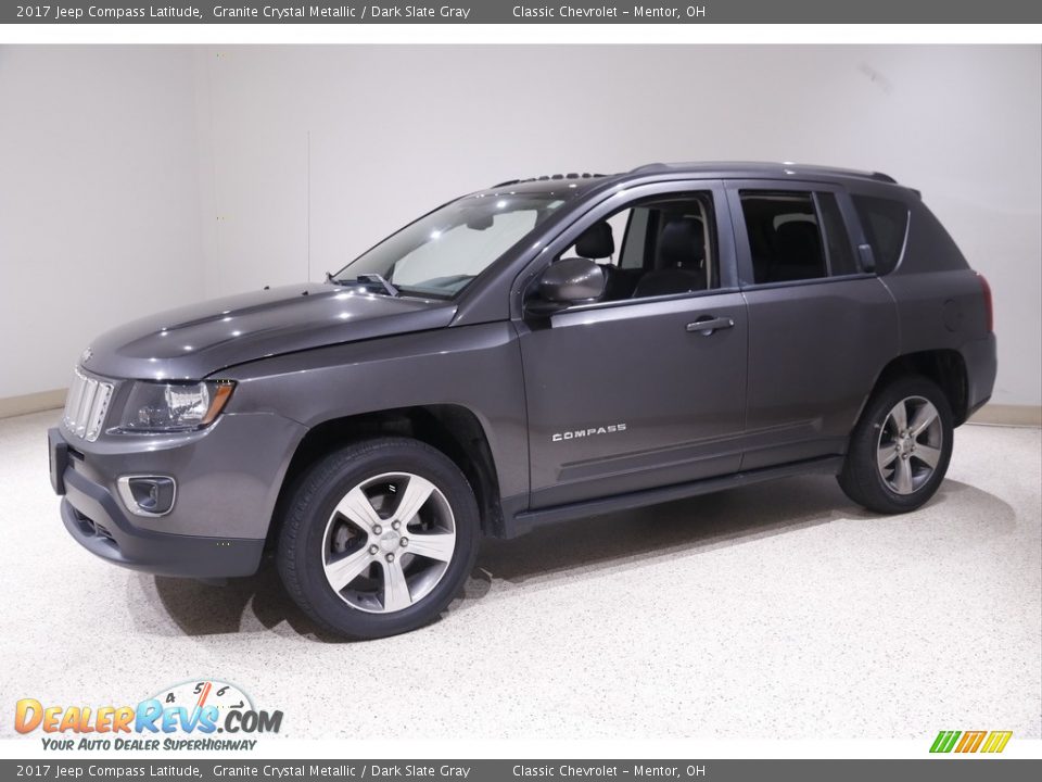 Front 3/4 View of 2017 Jeep Compass Latitude Photo #3