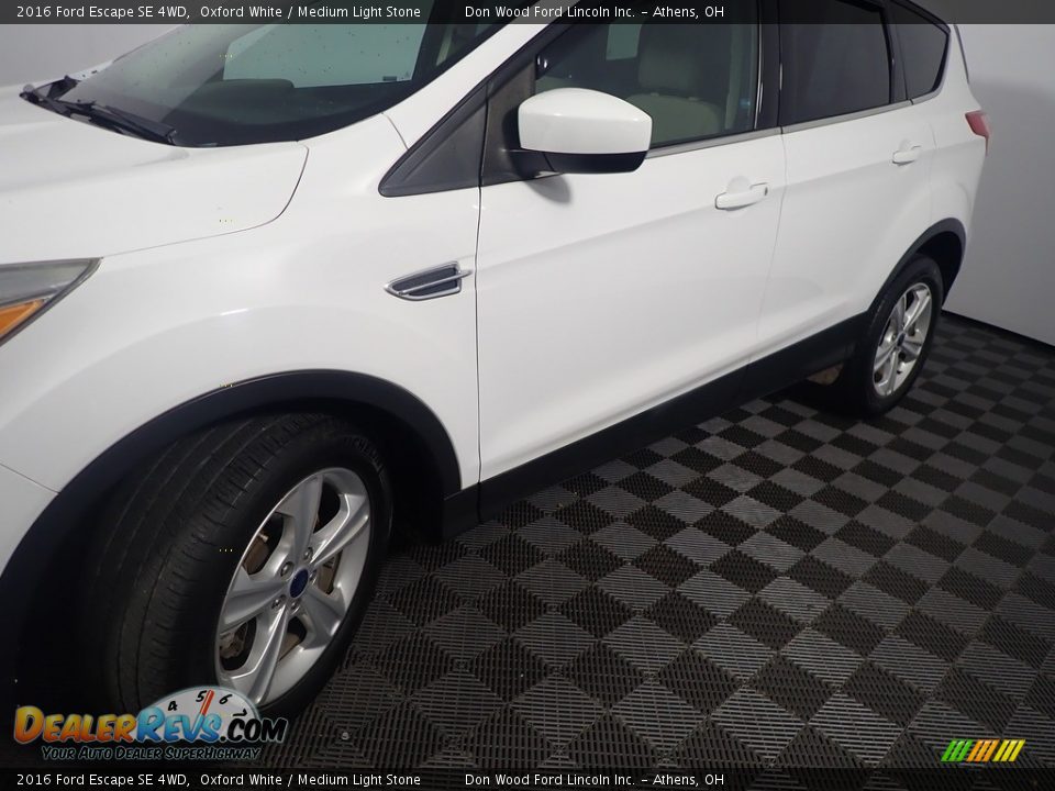2016 Ford Escape SE 4WD Oxford White / Medium Light Stone Photo #10