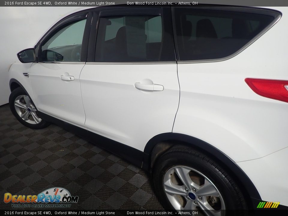 2016 Ford Escape SE 4WD Oxford White / Medium Light Stone Photo #18