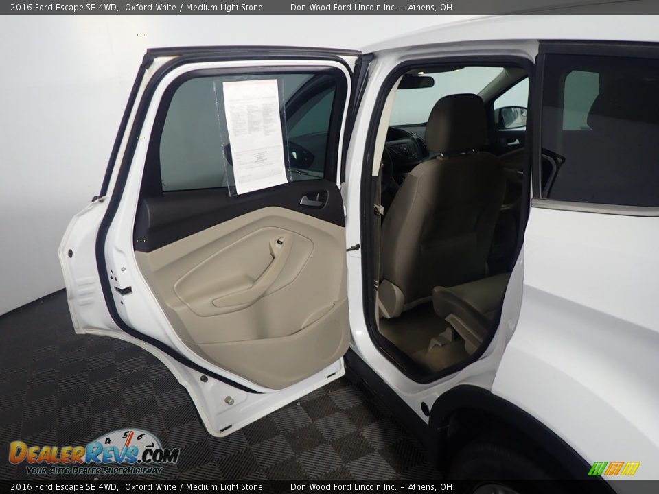 2016 Ford Escape SE 4WD Oxford White / Medium Light Stone Photo #35