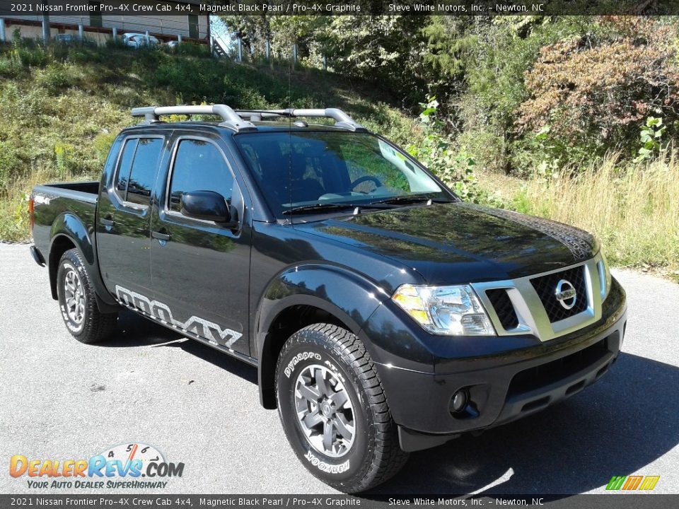 Front 3/4 View of 2021 Nissan Frontier Pro-4X Crew Cab 4x4 Photo #5