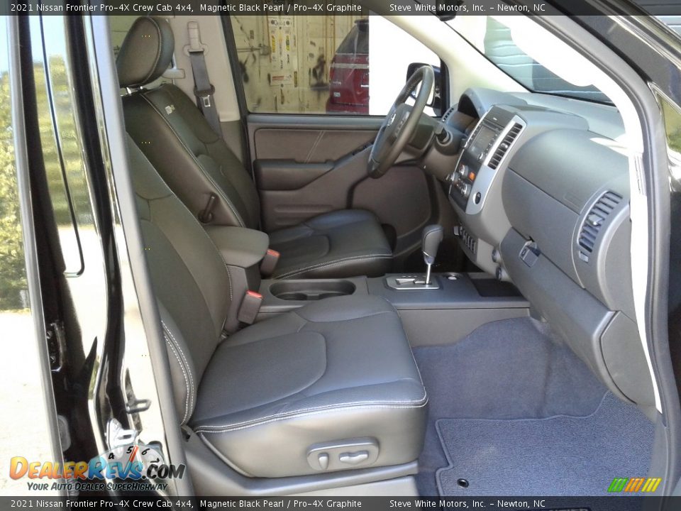 Front Seat of 2021 Nissan Frontier Pro-4X Crew Cab 4x4 Photo #17
