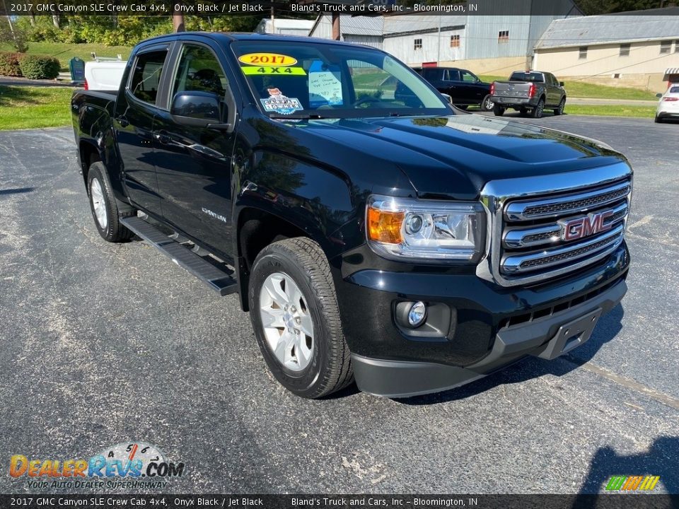 Front 3/4 View of 2017 GMC Canyon SLE Crew Cab 4x4 Photo #4