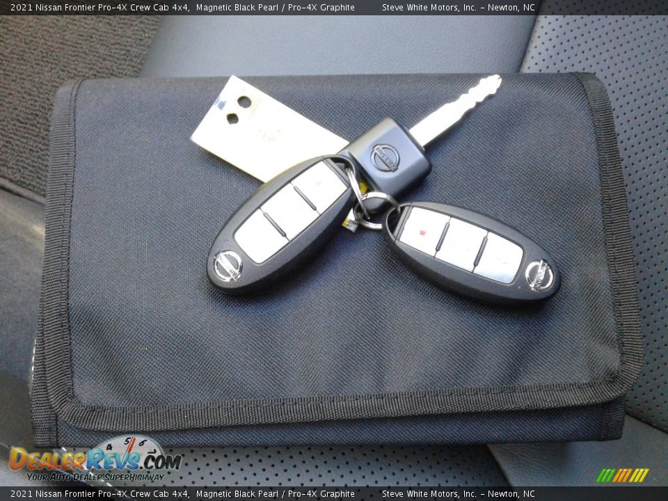 Keys of 2021 Nissan Frontier Pro-4X Crew Cab 4x4 Photo #31